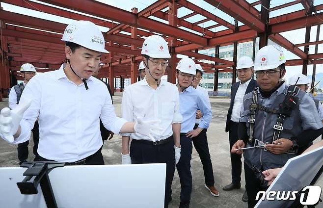 한덕수 국무총리가 지난해 8월 방문한 서울 도봉구 창동역 공사 현장. (공동취재) 2023.8.3/뉴스1 ⓒ News1 김민지 기자