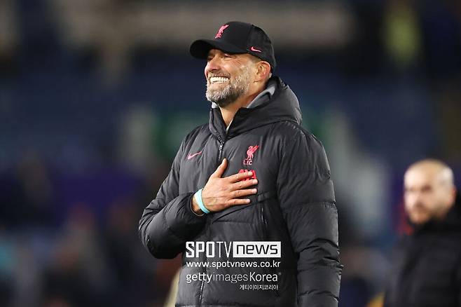 ▲ 클롭 감독은 2015년 리버풀의 지휘봉을 잡은 뒤, 리버풀의 명성을 다시 되찾는 데 성공했다. 당시 리버풀은 오랫동안 잉글랜드 프리미어리그와 유럽축구연맹 챔피언스리그(UCL) 우승을 갈망해 왔다. 클롭 감독은 부임과 동시에 리버풀에 본인의 색깔을 입혔다. 여기에 더해 모하메드 살라, 사디오 마네, 페어질 반 다이크 등을 영입하며 선수단을 강화시켰다.