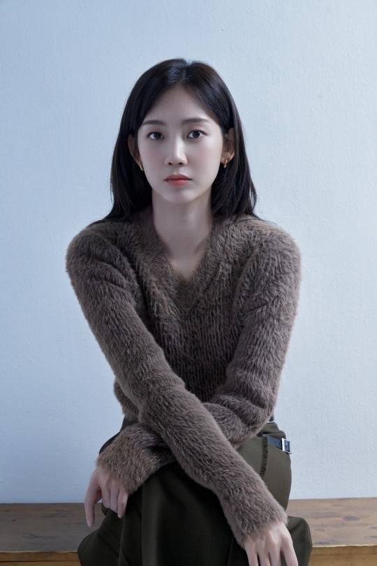 촬영 2개월 전부터 수어룰 배웠다는 신현빈은 “수어 연기를 하면서 새로운 경험이었다”고 돌아봤다. 사진ㅣ유본컴퍼니