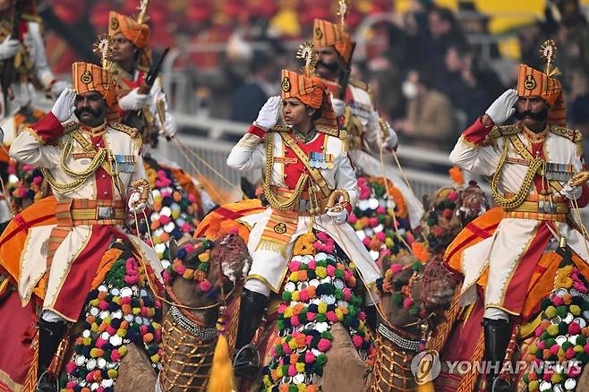 인도 공화국의 날 (뉴델리 AFP=연합뉴스) 26일(현지시간) 인도 뉴델리에서 열린 제75회 공화국의 날 행사에서 인도 국경경비대의 낙타부대가 행진하고 있다. 2024.1.26. photo@yna.co.kr