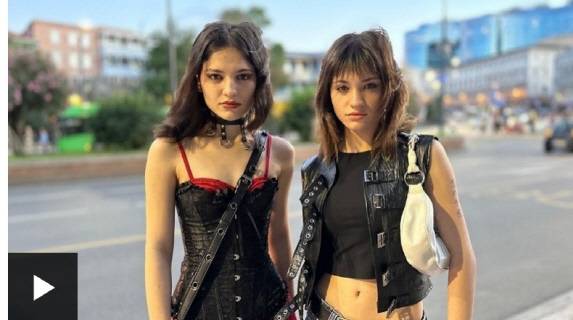 22년전 병원에서 불법으로 팔려나가 따로 자란 쌍둥이 자매 에이미(왼쪽)와 아노. 사진=BBC