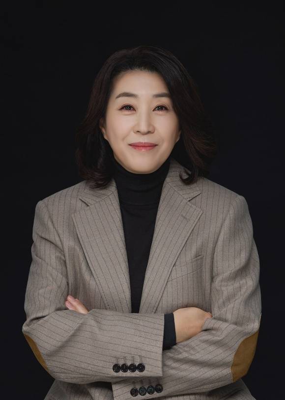 배우 김미경이 25일 서울 잠원동 씨엘엔컴퍼니 사옥에서 <더팩트>와 만나 인터뷰를 진행했다. /씨엘엔컴퍼니