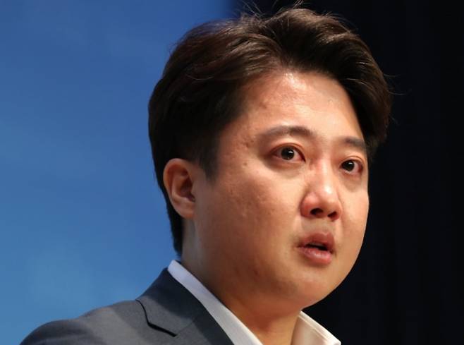 2022년 8월 당시 이준석 국민의힘 대표가 서울 여의도 국회 소통관에서 열린 기자회견에서 눈물을 흘리고 있다. / 사진=뉴스1