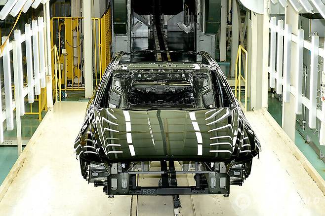 자동차 범퍼 내부에는 충격을 흡수하는 크러시존을 비롯해 각종 첨단 안전 센서가 포함되고 있다.