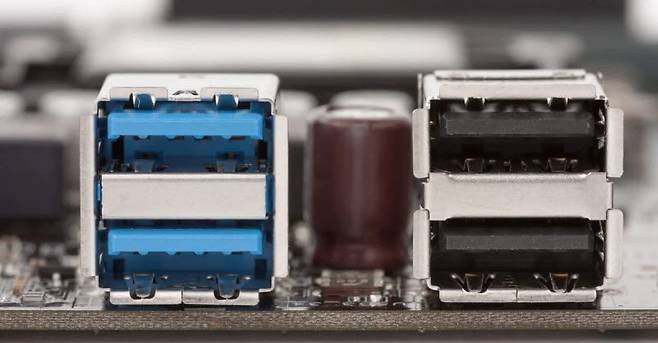 USB 3.0(왼쪽)과 USB 2.0(오른쪽) (출처 : HistoryComputer)
