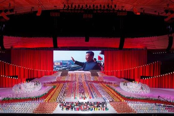 2021년 6월 28일 베이징 올림픽스타디움에서 열린 중국공산당 창당 100주년 기념공연 피날레에서 대형 스크린에 시진핑 중국 국가주석의 모습이 상영되고 있다. 로이터=연합뉴스