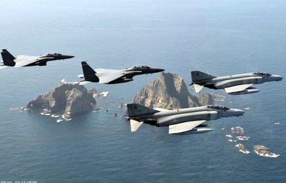 2010년 4월 8일 독도 상공에서 F-15K 편대와 F-4D 편대가 초계비행을 하고 있다. F-4D가 영공수호 임무를 F-15K에게 넘겨준다는 의미의 비행이었다. 공군