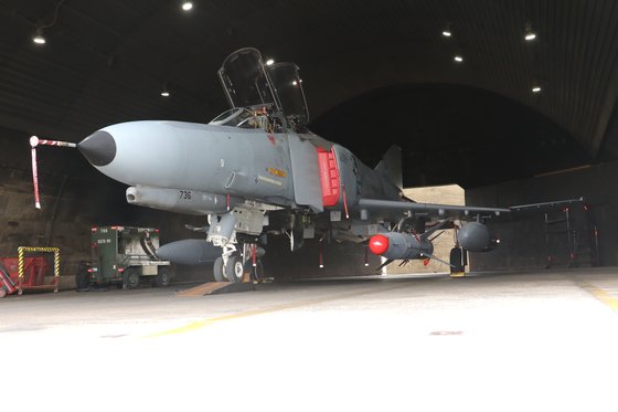 2022년 수원 공군 기지 제153 전투비행대대의 F-4E 팬텀Ⅱ. 오른쪽 날개 아래에 달린게 AGM-142 팝아이 공대지 미사일이다. 디펜스타임스