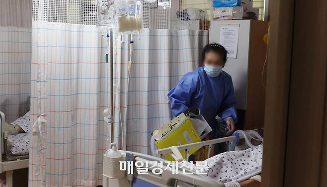 서울의 한 요양병원에서 요양보호사가 병실을 둘러보고 있다. 이승환 기자