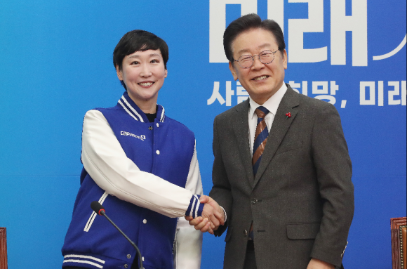 이재명 더불어민주당 대표가 29일 오전 서울 여의도 국회에서 열린 민주당 11·12호 인재영입식에서 11호 영입 인재인 이지은 전 총경과 악수를 나누고 있다. 2024.1.29 뉴스1