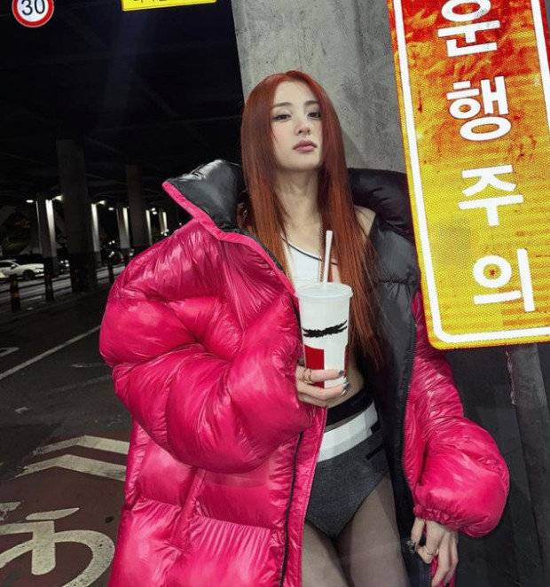 예고 영상부터 대박 조짐이다. 걸그룹 르세라핌의 새 앨범 예고 영상이 허윤진의 ‘하의 실종’ 룩으로 주목받으며 전 세계를 사로잡고 있다. 사진제공|허윤진SNS
