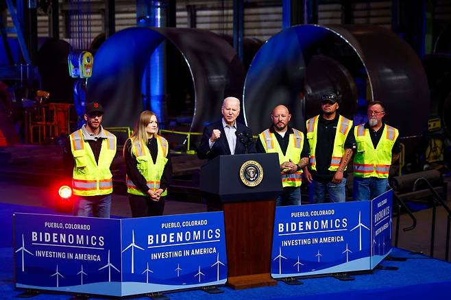 조 바이든 미국 대통령이 29일(현지 시각) 한국 기업 CS윈드가 콜로라도주(州) 푸에블로에서 운영 중인 공장을 방문해 ‘바이드노믹스(바이든식 경제정책)’의 성과를 홍보하고 있다.