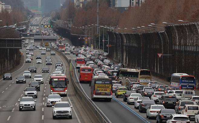 지난해 설 경부고속도로에 차량이 줄지어 늘어서 있다. 연합뉴스