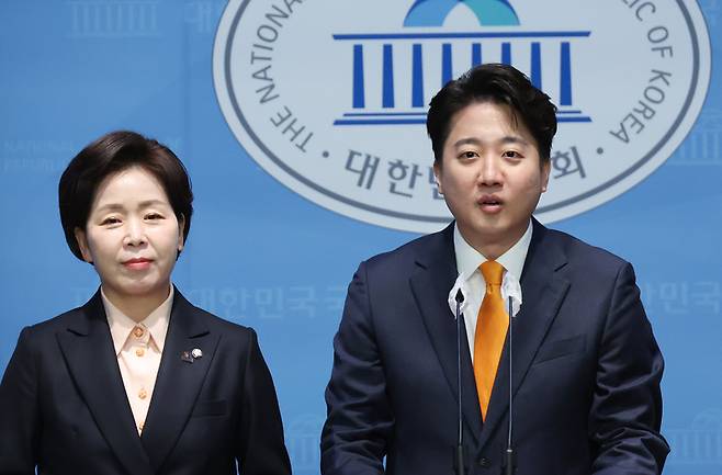 개혁신당 이준석 대표가 29일 국회에서 군 관련 정책 발표를 하고 있다. 왼쪽은 합당을 공식 선언하고 개혁신당 원내대표를 맡기로 한 양향자 의원 / 사진 = 연합뉴스