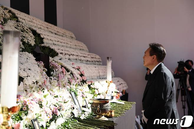 (서울=뉴스1) 오대일 기자 = 윤석열 대통령이 5일 오전 서울광장에 마련된 이태원 참사 희생자 합동분향소를 찾아 조문하고 있다. (대통령실 제공) 2022.11.5/뉴스1 Copyright (C) 뉴스1. All rights reserved. 무단 전재 및 재배포 금지.