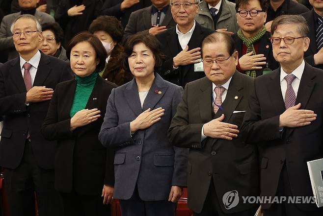 이승만 학술토론회 (서울=연합뉴스) 신준희 기자 = 강정애 국가보훈부 장관(왼쪽 세번째부터)과 이종찬 광복회장, 김황식 이승만대통령기념재단 이사장이 30일 국회도서관에서 열린 '독립운동가 이승만 학술 대토론회'에서 국기에 대한 경례를 하고 있다. 2024.1.30 hama@yna.co.kr