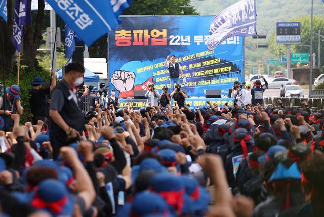 2022년 동일한 성과급 지급을 요구하며 시위하고 있는 전국금속노동조합 산하 현대기아차 그룹 계열사 노동자들. 연합뉴스