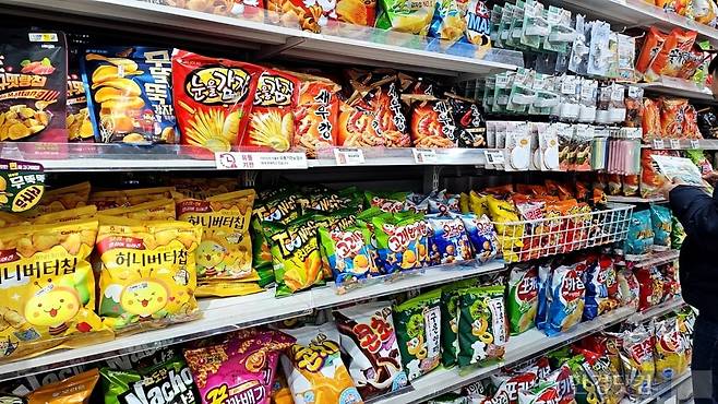 다이소 과자 코너에서 판매하고 있는 봉지형 과자들. /사진=김영리 기자