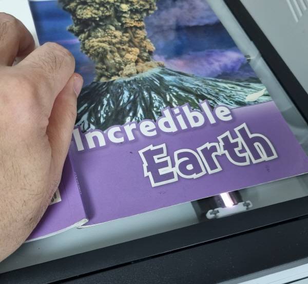 책자를 스캔하는 모습. A4 크기까지 스캔이 가능하다. 정옥재 기자