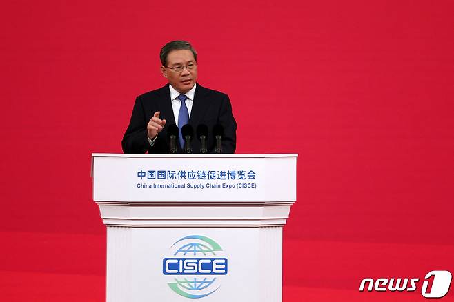리창 중국 총리가 28일(현지시각) 베이징에서 열린 제1회 중국 국제 공급망 촉진 박람회 개막식서 기조 연설을 갖고 "중국은 국제적이고 법률에 근거한 비즈니스 환경을 조성할 것"이라고 밝히고 있다. 2023.11.29 ⓒ 로이터=뉴스1 ⓒ News1 우동명 기자