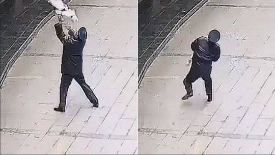 지난달 25일 중국SNS에서 화제가 된 '떨어진 아이를 맨손으로 받아낸 백화점 경비원'이라는 재목의 영상. 사진 중국 SNS 캡처