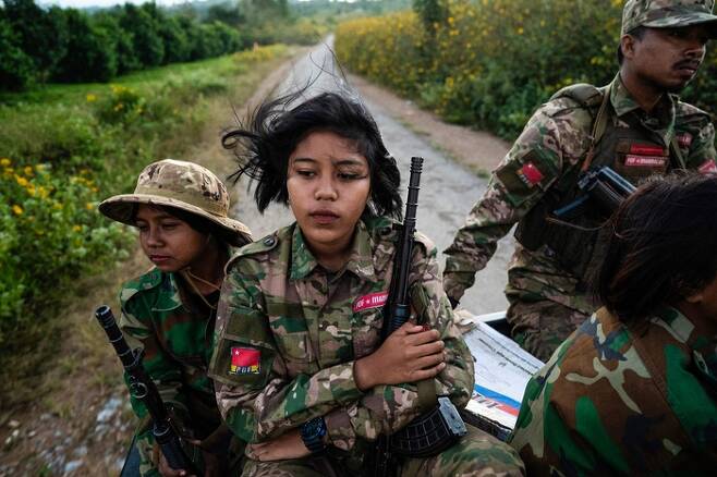 미얀마 만달레이를 근거지로 하는 시민방위군(PDF)이 지난해 12월10일 북부 샨주의 전선으로 이동하고 있다. AFP연합뉴스