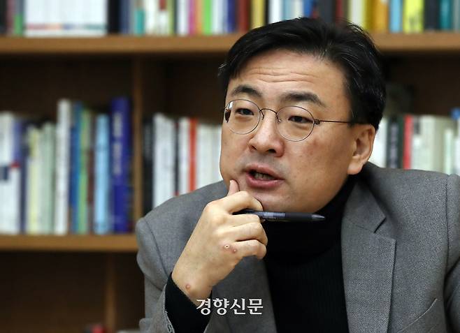 MBC 라디오 ‘신장식의 뉴스하이킥’의 진행자 신장식 변호사가 1일 서울 정동 경향신문사에서 방송 하차와 관련한 인터뷰를 하고 있다. 서성일 선임기자