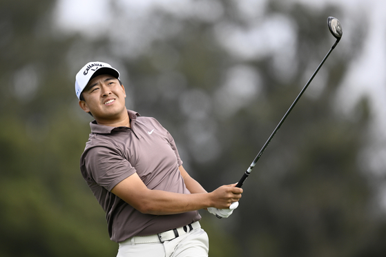 Kevin Yu of Taiwan hits his shot from the third tee during the first round of the Farmers Insurance Open on the Torrey Pines North Course on Jan. 24 in La Jolla, California. [GETTY IMAGES]