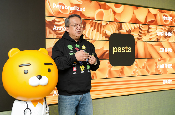 Kakao Healthcare CEO Hwang Hee introduces its new real-time glucose monitoring service "Pasta" at Kakao's headquarters in Gyeonggi on Thursday. [KAKAO HEALTHCARE]
