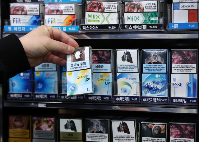 ▲지난해 국내 담배 판매량이 1년 전보다 줄어든 36억1천만갑으로 4년 만에 감소세로 돌아섰다. 다만 해외여행 수요의 회복으로 면세 담배 판매량이 급증하면서 이를 합친 실질 담배 판매량은 늘었다. 기획재정부는 작년 국내 담배 판매량이 36억1천만갑으로 전년(36억3천만갑)보다 0.6% 감소했다고 31일 밝혔다. 사진은 이날 서울의 한 대형마트에 진열된 담배 모습. ⓒ연합뉴스