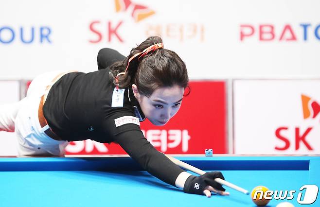 차유람 선수가 18일 오후 경기 고양시 한 호텔에서 열린 PBA투어 6차 대회 'SK렌트카 PBA-LPBA 챔피언십' 대회에서 8강전 경기를 갖고 있다. (PBA투어 제공) 2019.12.18/뉴스1