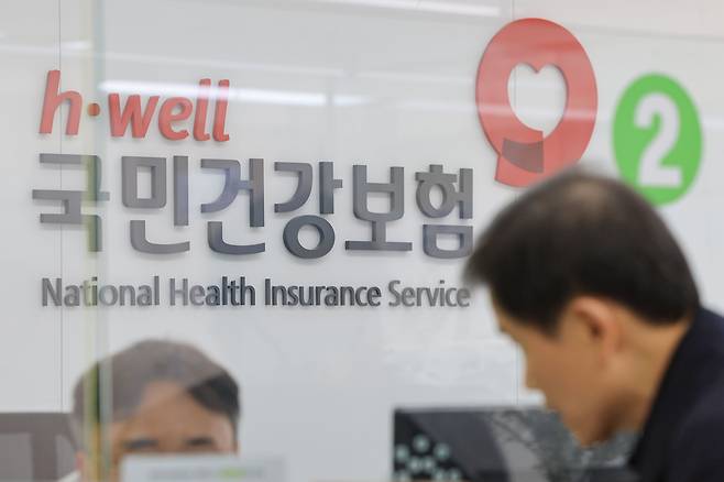 <YONHAP PHOTO-3219> 지역가입자 건보료 이달부터 월평균 2만5천원 감소 (서울=연합뉴스) 신현우 기자 = 이달부터 부과되는 지역가입자의 건강보험료가 월평균 2만5천원가량 줄어든다. 지역가입자의 보험료를 산정할 때 반영하는 '자동차'와 '재산'을 폐지 내지 완화한다. 2일 보건복지부에 따르면 지난달 15일부터 29일까지 2주간에 걸쳐 진행된 국민건강보험법 시행령 개정안의 입법예고가 끝남에 따라 앞으로 차관회의·국무회의 등의 절차를 거쳐 2월 중에 공포, 시행된다. 개정안은 올해 2월분 지역건보료부터 적용된다. 사진은 이날 서울 국민건강보험공단 종로지사 모습. 2024.2.2 nowwego@yna.co.kr/2024-02-02 14:00:03/<저작권자 ⓒ 1980-2024 ㈜연합뉴스. 무단 전재 재배포 금지, AI 학습 및 활용 금지>
