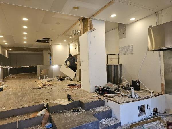 (실제 의뢰인의 건물 철거 전, 주요 폐기물 수거현장 / 출처 : 밸류업이노베이션)