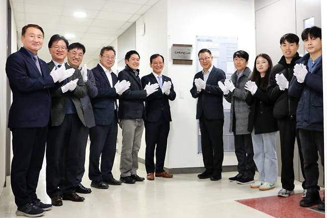 1일 KIST 전북분원에서 열린 ‘CIGS 태앙전지의 인쇄 공정 및 대면적화를 위한 링킹랩(Linking Lab) 사업’ 현판식. KIST