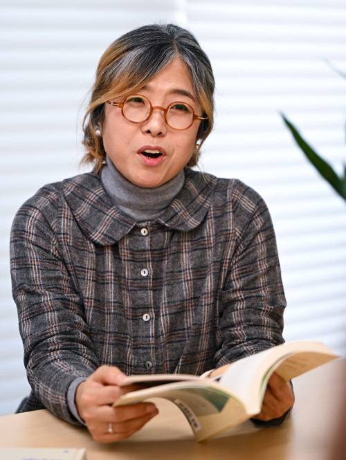 구미정 숭실대 기독교학과 초빙교수가 지난 23일 서울 종로구 각당복지재단 사무실에서 책 출간 계기를 설명하고 있다. 신석현 포토그래퍼