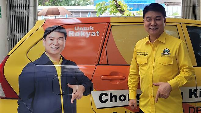 인도네시아 국회의원 후보 김종성 변호사 (자카르타=연합뉴스) 박의래 특파원 = 이번 인도네시아 총선에서 자카르타 2지역구에 출마한 김종성 변호사가 1일(현지시간) 자신의 선거유세 차량 앞에서 손가락으로 자신의 기호인 7번 표시를 하고 있다. 2024.2.1. laecorp@yna.co.kr