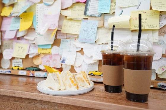 고물가 한파에 지난해 6월 폐업한 이화여대 앞 명물 분식집 '빵 사이에 낀 과일'이 지난해 말 서대문구청 직영점으로 재탄생했다. 사진 서대문구