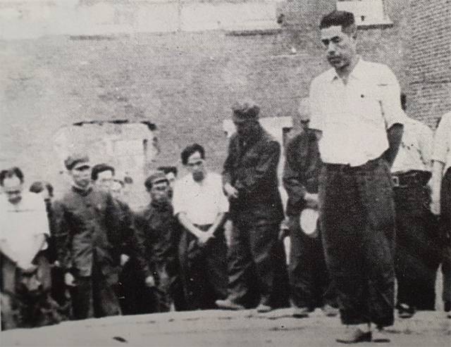 ▲ 소련 국경 가까운 린커우(林口) 162지대장이었던 사카키바라 히데오(榊原秀夫, 군의소좌)가 중국인들에게 사죄하고 있다. 그는 징역 13년을 선고받았다. ⓒ하얼빈 731부대 죄증진열관