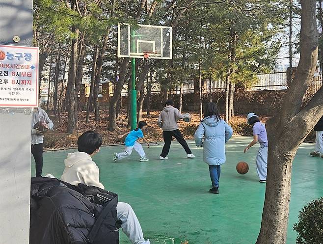 30일 경기 김포 장기동의 한 아파트단지 농구장에서 청소년 여러 명이 뛰어 놀고 있다. /백윤미 기자
