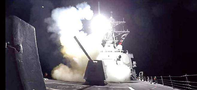 중동 내 친이란 세력이 요르단 미군기지를 공격해 병사 세 명이 숨진 데 대한 보복으로 미군이 중동 내 친이란 세력을 겨냥한 공습을 본격화했다. 3일(현지시간) 미 해군의 구축함 USS 그래블리호에서 토마호크 미사일(TLAM)이 예멘 후티 반군 진영의 목표물을 향해 발사되고 있다. 로이터연합뉴스