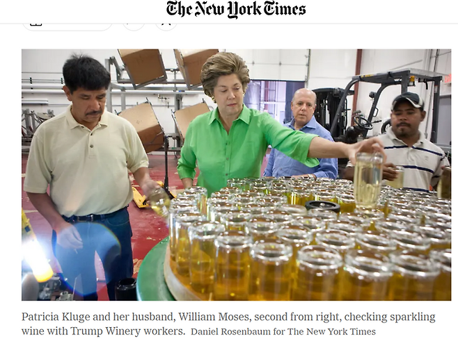 뉴욕타임스는 클루기 와이너리의 성장과 몰락을 조명했다. 패트리샤 클루기(왼쪽 둘째)가 남편(왼쪽 셋째)과 클루기 와이너리에서 생산된 스파클링 와인을 살펴보고 있다. 뉴욕타임스 웹사이트 캡쳐.