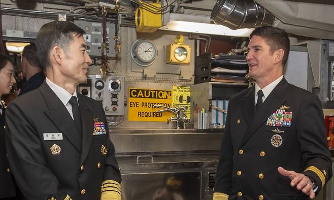 양용모 해군참모총장이 지난 2일(현지시간) 미국 전략핵잠수함 알래스카함(SSBN-732)에서 토마스 뷰캐넌(Thomas Buchanan) 미 제10잠수함전단장 준장으로부터 함 소개를 받고 있다. / 사진=해군
