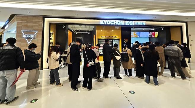 중국 항저우에 새로 개점한 ‘교촌치킨 항저우중심점’ 매장 앞에 대기줄이 늘어선 모습(교촌치킨 제공)