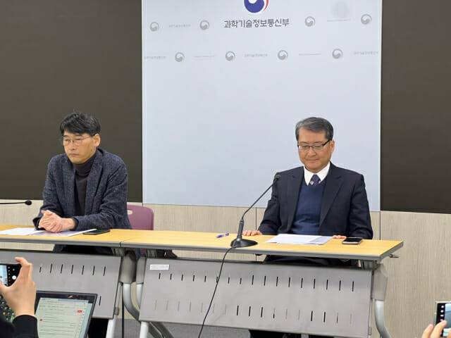 왼쪽부터 김경만 과기정통부 통신정책관, 김경우 전파정책기획과장