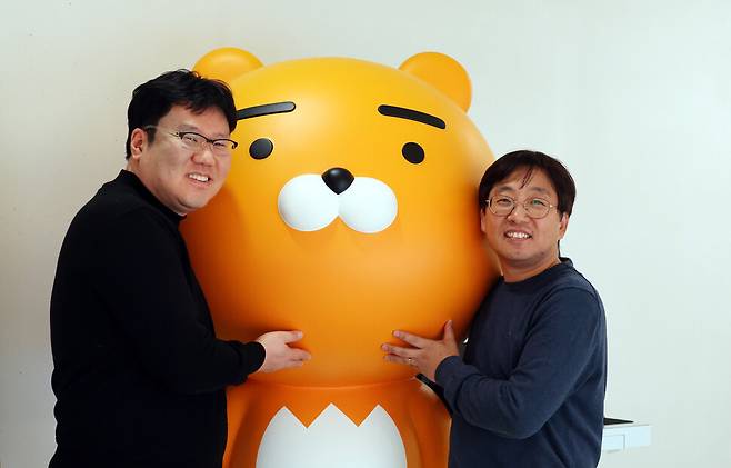 카카오뱅크 신용리스크모델링팀 하경태 팀장과 건전성관리팀 조진현 팀장이 26일 오후 경기 성남시 분당구 카카오뱅크 본사에서 <한겨레>와 인터뷰에 앞서 사진촬영을 하고 있다. 신소영 기자 viator@hani.co.kr