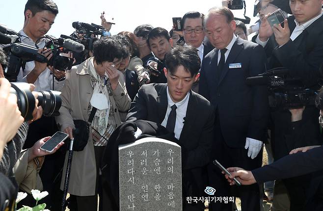 <60회 한국보도사진상 - 우수상>전직 대통령 고 전두환씨의 손자 전우원씨가 31일 광주 북구 운정동 국립5·18민주묘지를 찾아 문재학 열사의 묘소에서 참배하고 있다. 고등학생 시민군이던 문재학 열사의 어머니 김길자씨는 아들의 묘소를 향해 “재학아, 전두환 손자가 와서 사과한단다”라며 눈물을 흘렸다. 전두환씨 일가 중 5·18묘지를 찾은 것은 전씨가 처음이다. 2023.3.31<권도현기자/ 경향신문/ 한국사진기자협회 - 무단전재 재배포금지>