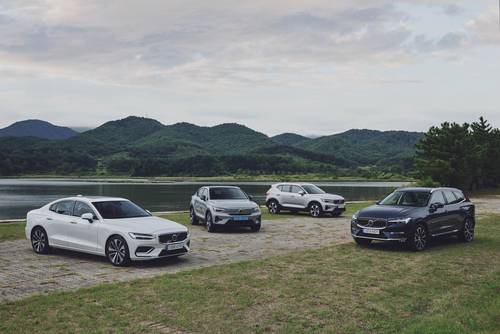 볼보자동차코리아 2024년식 라인업(좌로부터 S60, C40 Recharge, XC40, XC60)
