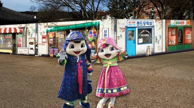 서울랜드 설날 골목놀이터와 새해인사를 하는 아롱이 다롱이. /서울랜드