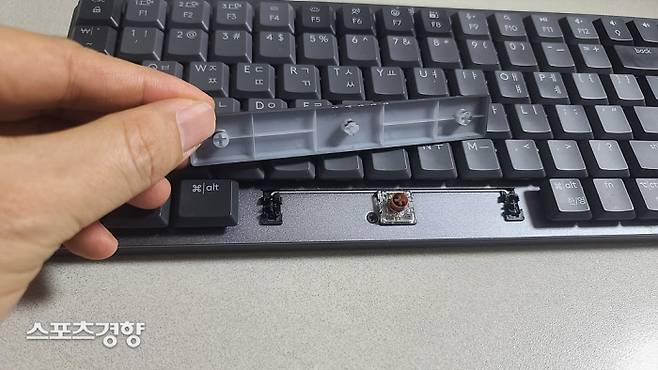 하단 스페이스바를 열면, 갈축 메인 눌림구조가 정중앙부에 있다. 사진 | 손재철기자