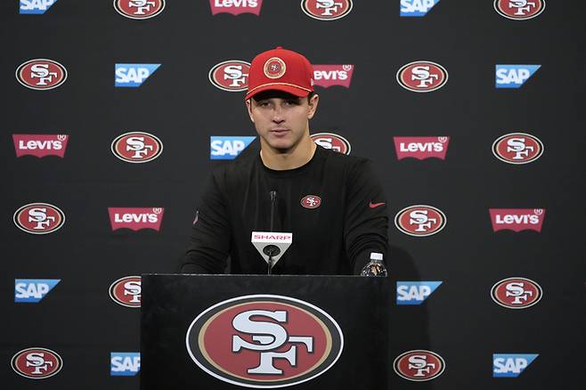 2022년 NFL 드래프트 마지막 262번째로 지명된 ‘미스터 무관심’ 브록 퍼디가 샌프란시스코 포티나이너스를 슈퍼볼로 이끌었다. 3일 슈퍼볼을 앞두고 기자들의 질문을 받고 있다. AP연합뉴스